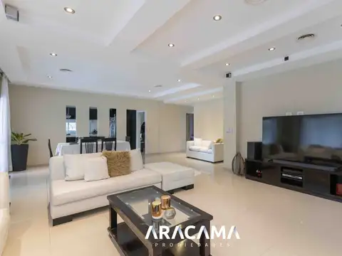 Casa en Venta con 2 cocheras