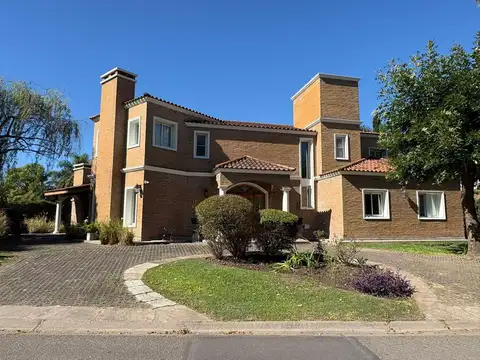 Casa en Alquiler con 4 cocheras