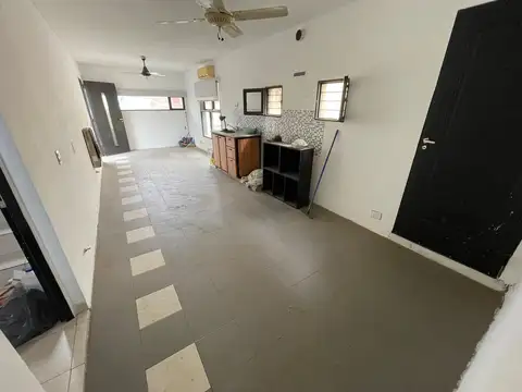 CASA EN VENTA CON DEPARTAMENTO COCHERA Y PATIO EN TIRO SUIZO