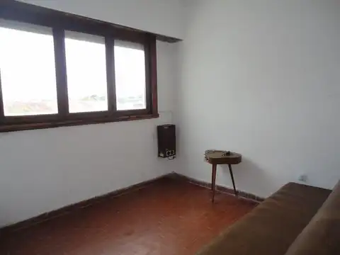 Dpto. 3 ambientes a la calle con balcón