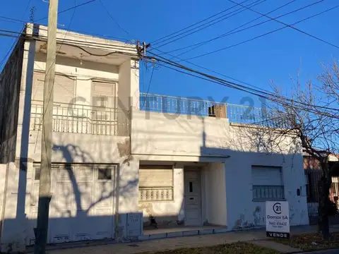 Venta de Casa con cochera y terraza a reciclar en pleno centro de Venado Tuerto