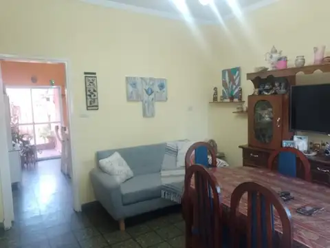 PH al frente con 3 dormitorios, living comedor, cocina, baño, patio y lavadero.