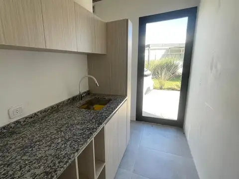 Casa en Alquiler con 2 cocheras