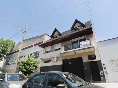 Venta casa multifamiliar c/jardín y salón