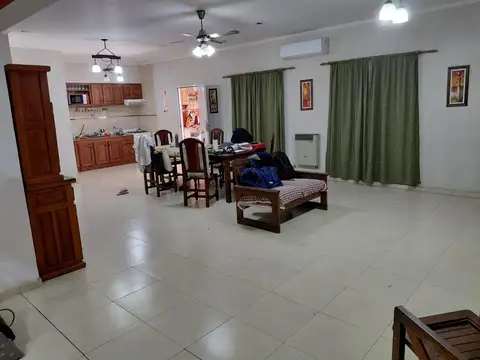 Casa con ambientes grandes y cómodos con pileta