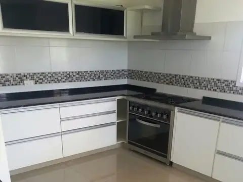 CASA DE 4 AMBIENTES EN EL CLUB DE CAMPO EL CANDIL