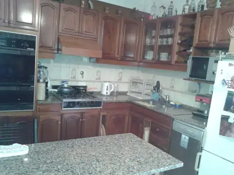 Casa 6 ambientes con 2 baños