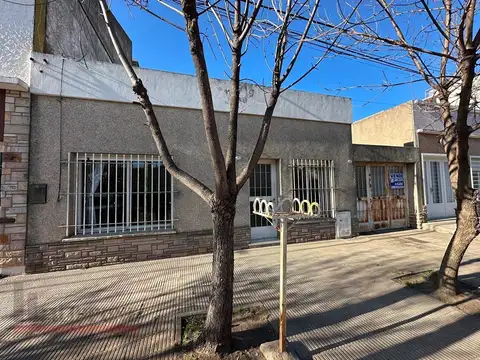 Casa de 2 dormitorios en venta c/ cochera en B° Universitario - Ayacucho 1361