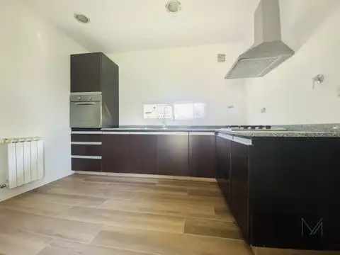 APTO CRÉDITO  Increible casa moderna. 3 ambientes. Gas natural. Galería sobre terreno de 730mt2