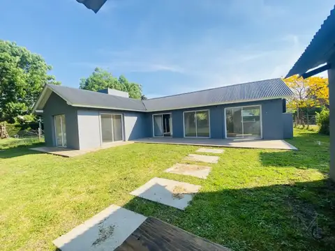 APTO CRÉDITO  Increible casa moderna. 3 ambientes. Gas natural. Galería sobre terreno de 730mt2