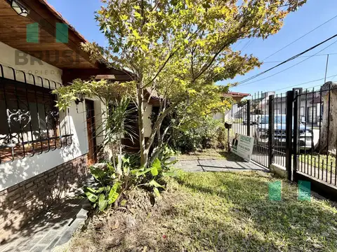 Casa en Venta con 2 cocheras