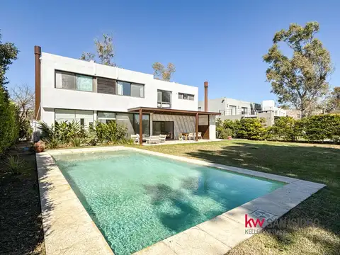 Casa en Venta con 2 cocheras