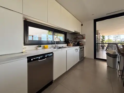 Casa en Alquiler Temporal con 2 cocheras