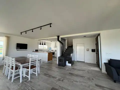 Casa 6 ambientes con 2 baños