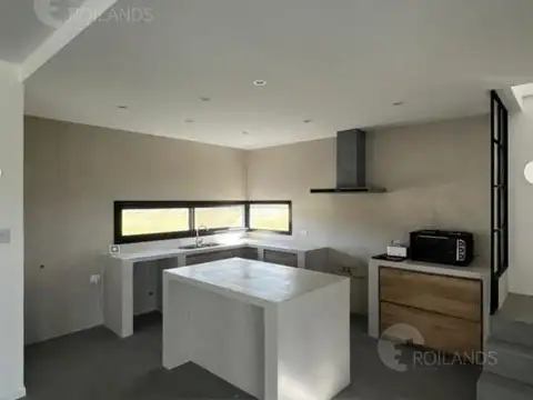 Alquiler exclusiva Casa  en Área 60 | Pileta, Quincho y Parque