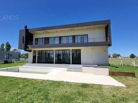 Alquiler exclusiva Casa  en Área 60 | Pileta, Quincho y Parque
