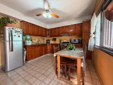 VENTA CASA 5 AMB CON PISCINA Y JARDIN- CASEROS- PERMUTA - APTA CREDITO