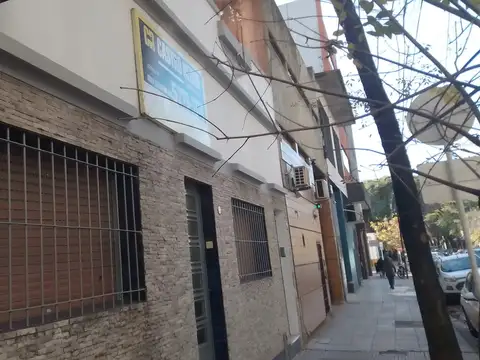 PH entrada independiente con terraza (vivienda o comercial).