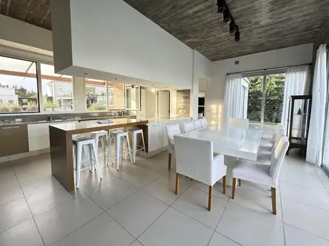 Casa en Venta con 2 cocheras