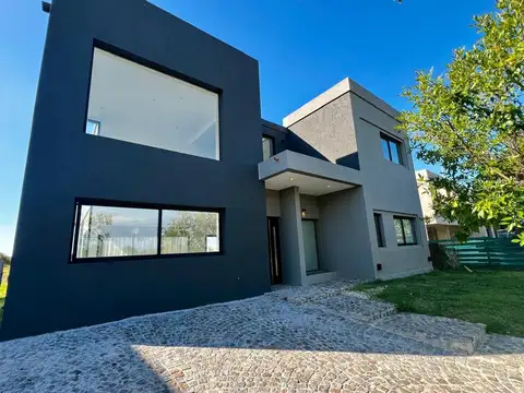 Venta de casa a la laguna Barrio Nautico el Naudir