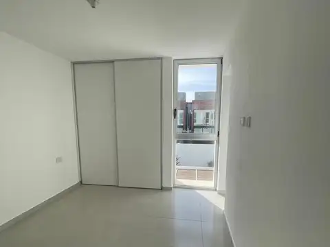 Casa en Alquiler con 2 cocheras