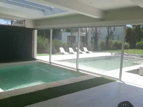 Casa en Venta con 2 cocheras