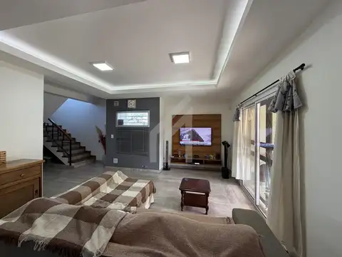 CASA EN BARRIO PARQUE MATHEU GRANDE - CON JARDIN Y PILETA