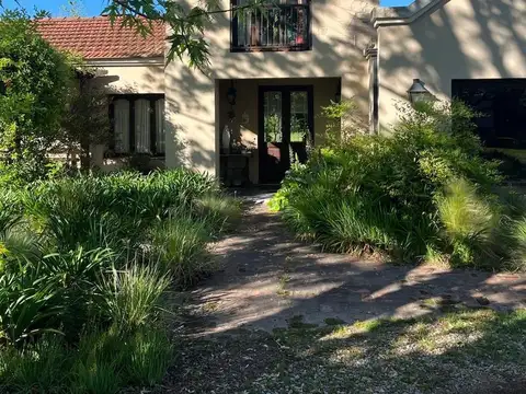 Casa en alquiler permanente 7 ambientes con pileta y lago | Chacras del Molino