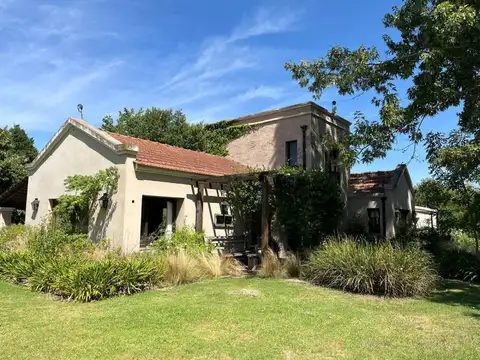 Casa en alquiler permanente 7 ambientes con pileta y lago | Chacras del Molino