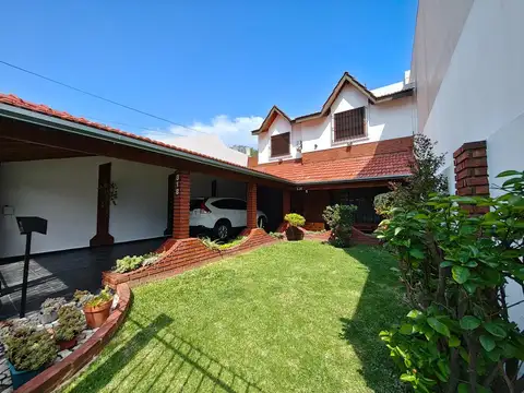Chalet en Venta 4 dormitorios garage patio Impecable!