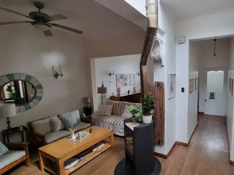 Casa 8 ambientes con 2 baños