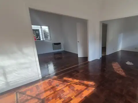 Muy linda casa en esquina de 3 dormitorios, un amplio living comedor en L, Pleno centro de Olivos