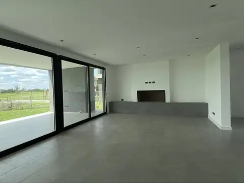 Casa 5 ambientes con 4 baños