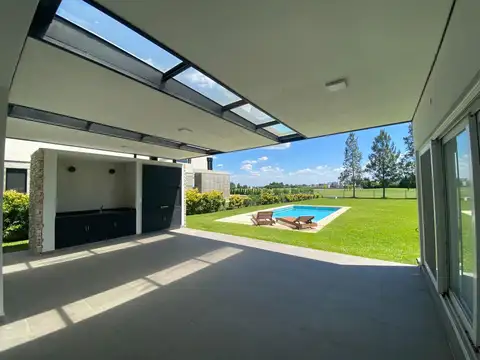 Casa en venta sobre el golf Bº El Trebol, Haras de Sta Maria