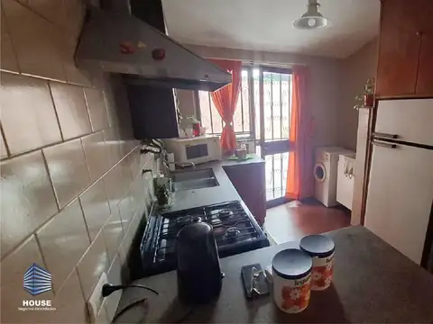 CASA DE 4 DORMITORIOS MÁS DEPARTAMENTO EN PLANTA ALTA EN VENTA EN BARRIO POETA LUGONES