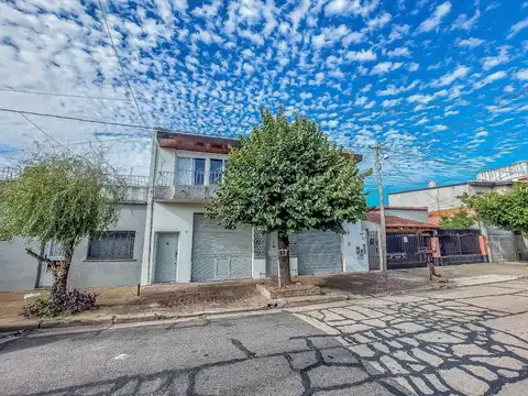VENTA CASA MULTIFAMILIAR CON LOCAL Y COCHERA