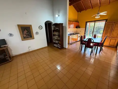 VENTA , CHALET 4  AMBIENTES CON COCHERA