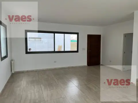 Casa en Alquiler con 2 cocheras