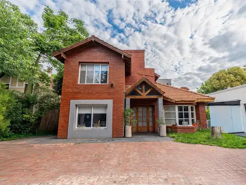 Casa en Venta con 2 cocheras