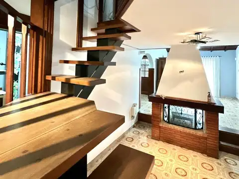 Casa con parque, quincho y parrilla - Colombres 1559
