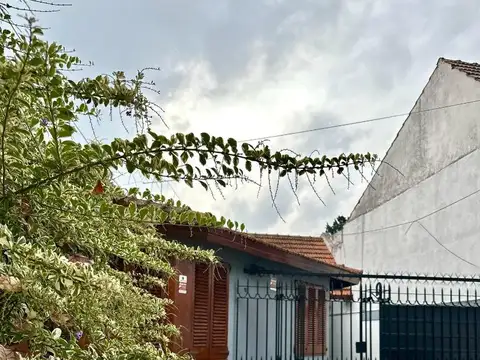 Casa con parque, quincho y parrilla - Colombres 1559