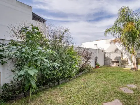 Triplex. 4 Ambientes. Jadín. Balcón. Villa Real
