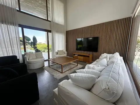 Casa en Alquiler con 2 cocheras