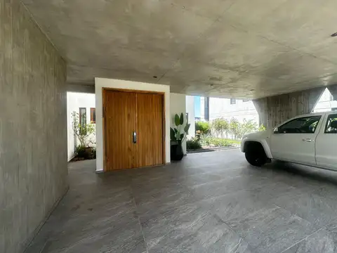 Casa 5 ambientes con 4 baños