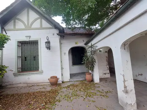 CASA 5 AMBIENTES A REFACCIONAR - GARAGE - PATIO - JARDIN - PARQUE - QUINCHO - ZONIF. Ec