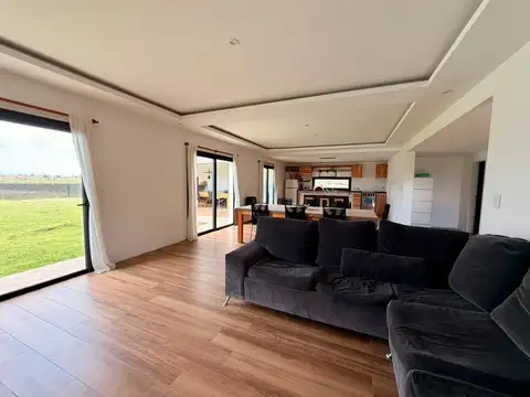 Casa en Venta con 4 cocheras