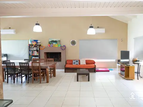 Casa 4 ambientes con 2 baños
