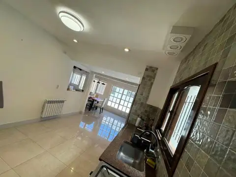 Casa en Venta con 3 cocheras