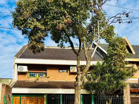 VENTA CASA 5 AMB C/ PISCINA Y QUINCHO EN DEVOTO