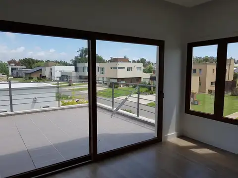 Casa en Alquiler con 2 cocheras